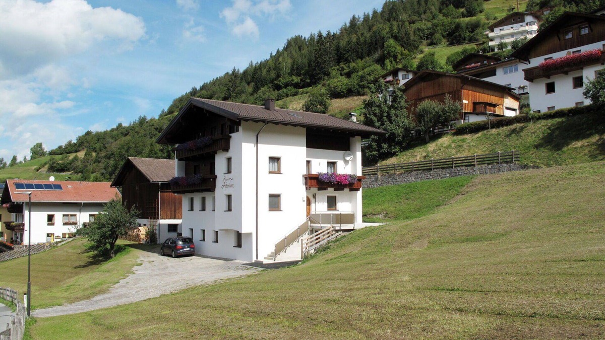 Fendels Apartment | Nice apartment for 4 guests with WIFI, TV, balcony and parking