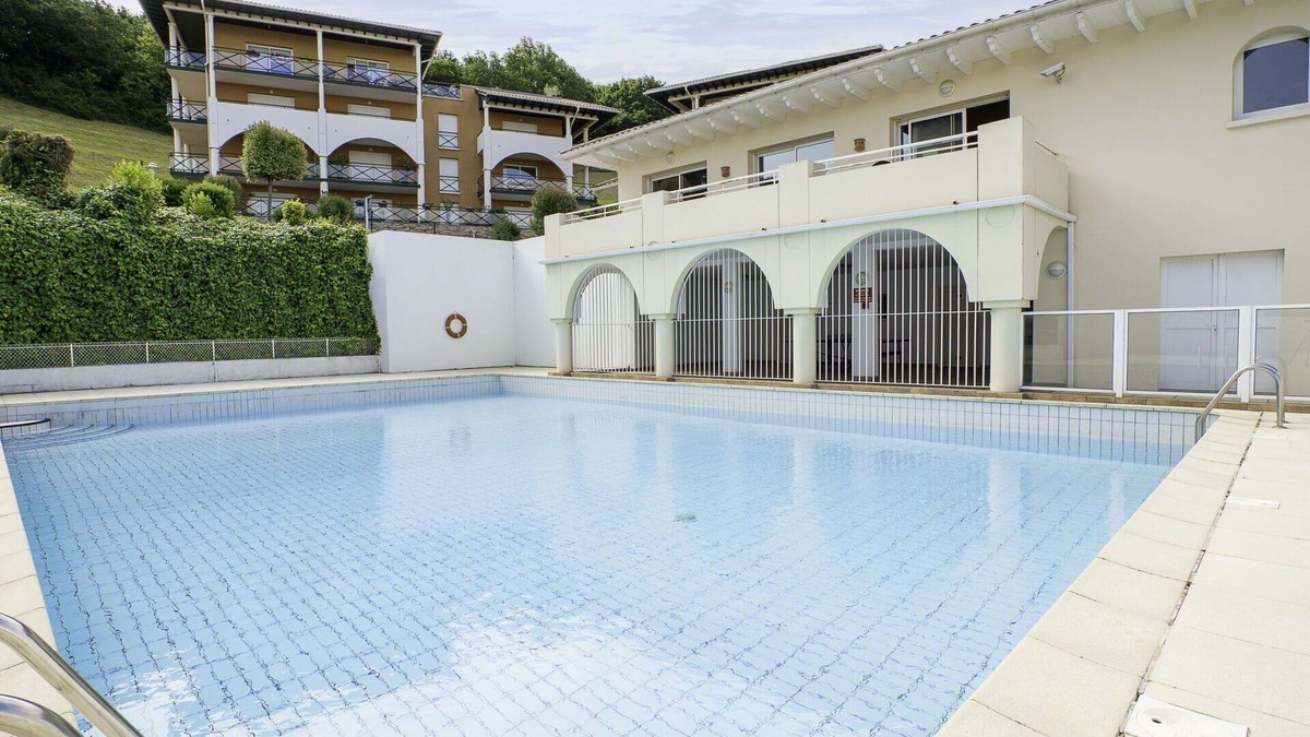 Behobie Apartment | Nice apartment for 4 people with pool, WIFI, TV and terrace