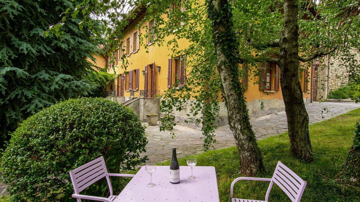 Tavernerio Apartment | Nice apartment for 4 people with WIFI, TV, patio, pets allowed and parking