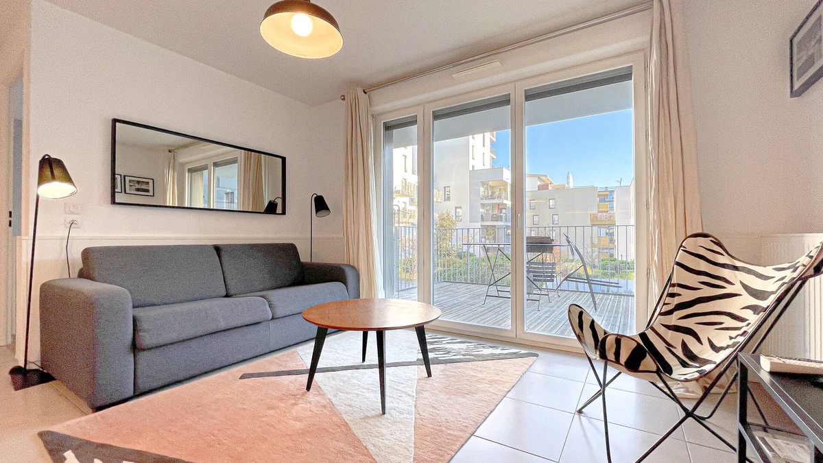 Bassins a Flot Apartment | Nice apartment for 4 with parking, near Cité du Vin