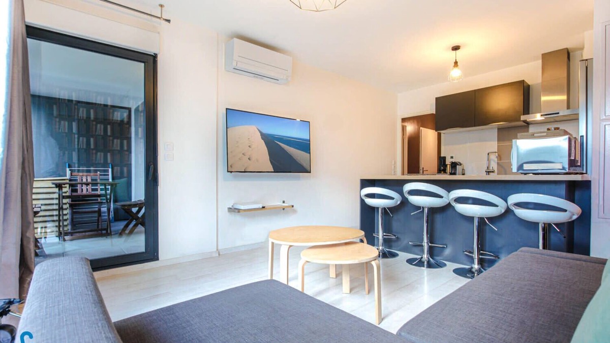 Bassins a Flot Apartment | Nice apartment for 4 with parking, near Cité du Vin