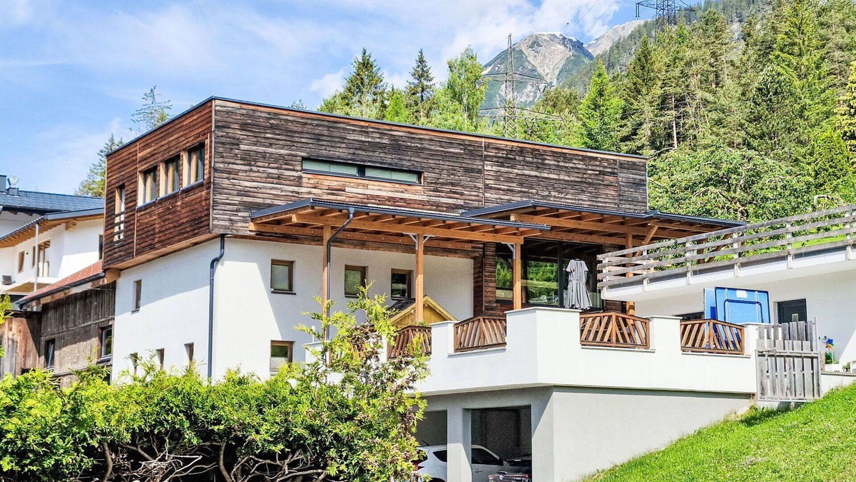 Flirsch Apartment | Nice apartment for 5 people with WIFI, TV, patio, pets allowed and parking