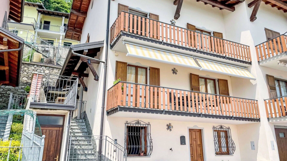 Trezzone Apartment | Nice apartment for 6 guests with WIFI, A/C, TV, terrace, pets allowed and panoramic view