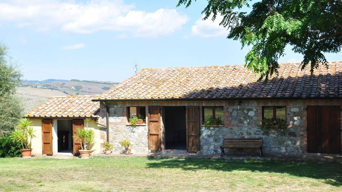 Il Poggio Apartment | Nice apartment for 6 guests with WIFI, pool, TV, pets allowed, panoramic view and parking