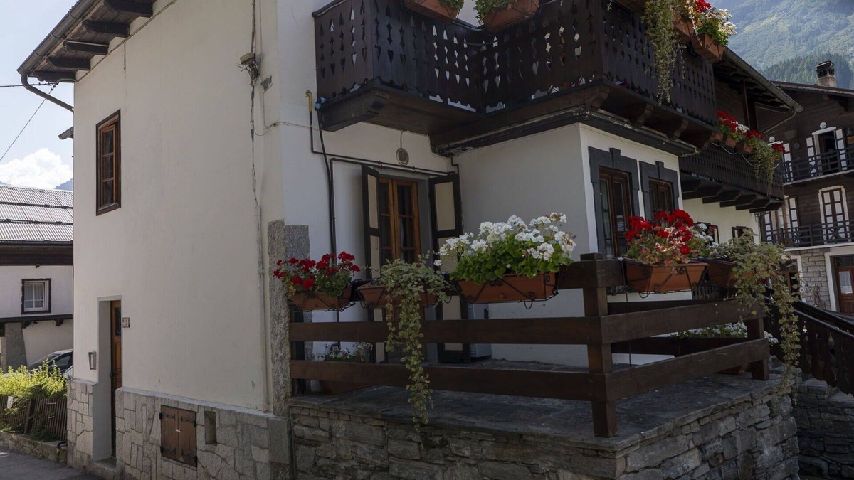 Macugnaga Apartment | Nice apartment for 6 people with TV, balcony, pets allowed and panoramic view