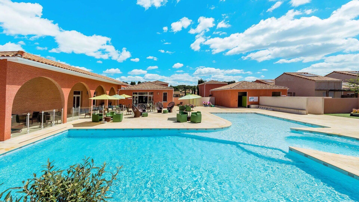Saint-Christol House | Nice apartment in villa for 4 people with WIFI, pool, TV, terrace, pets allowed and parking