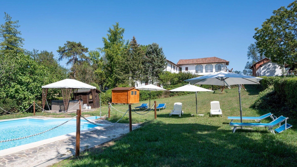Azzano d'Asti Villa | Nice apartment in villa for 6 people with WIFI, pool, A/C, terrace, pets allowed and parking