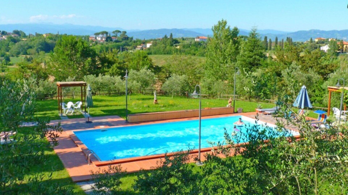 Fucecchio Villa | Nice apartment in villa for 2 people with WIFI, pool, A/C, pets allowed and parking
