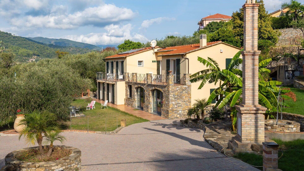 Costa dʼOneglia Villa | Nice apartment in villa for 4 people with WIFI, TV, patio, pets allowed, panoramic view and park.