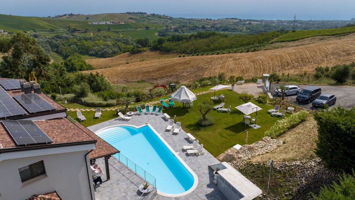 Citta Sant'Angelo Villa | Nice apartment in villa with pool, WIFI, A/C, hot tub, TV, patio, pets allowed and panoramic view