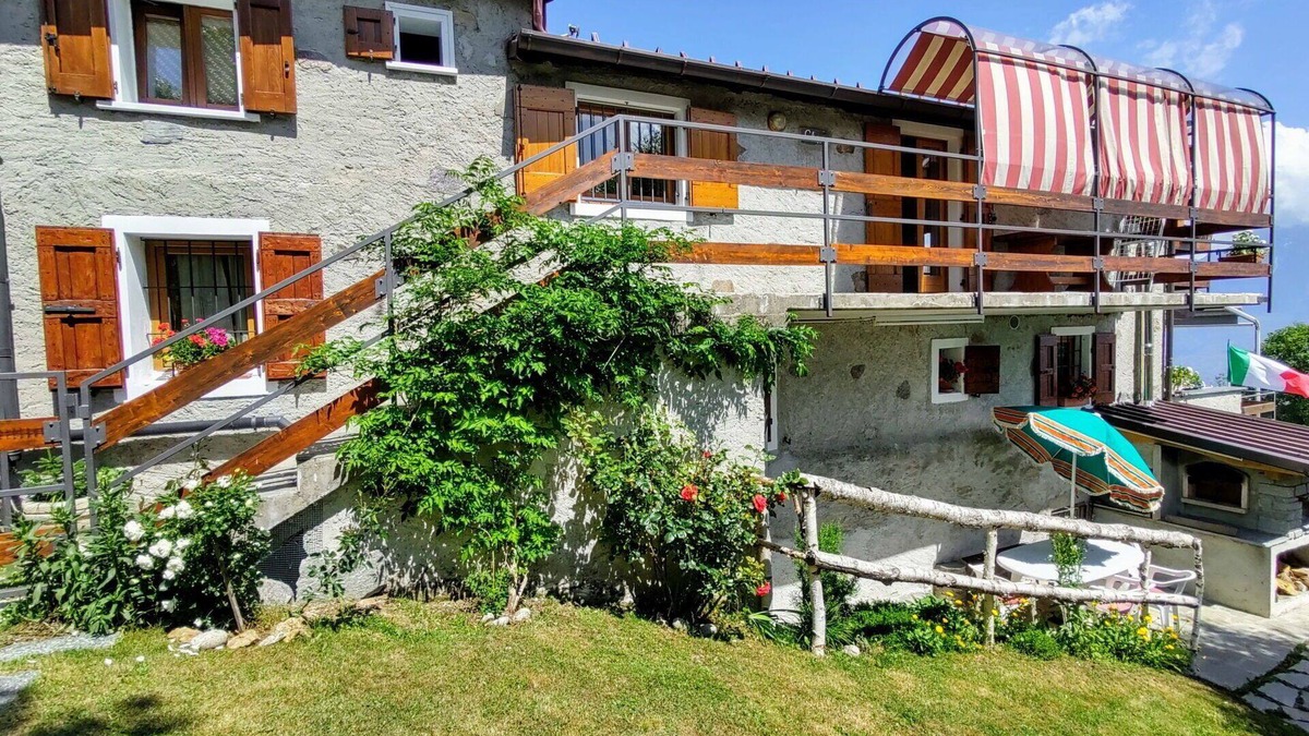 Peglio Apartment | Nice apartment for 6 guests with WIFI, TV, patio, pets allowed and parking
