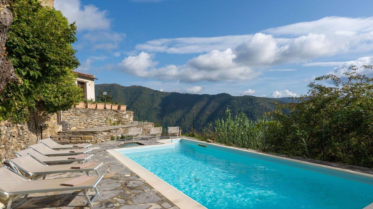 Novelli Apartment | Nice apartment for 6 people with WIFI, pool, TV, terrace, pets allowed, panoramic view and parking