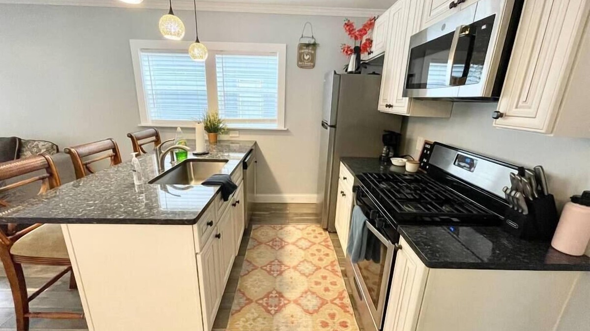 Tremont Apartment | Nice Apartment next to Christmas Story House