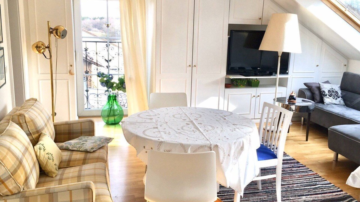Poecking Apartment | Nice apartment with extra kitchen, bathroom, whirlpool, shower and bathtub.