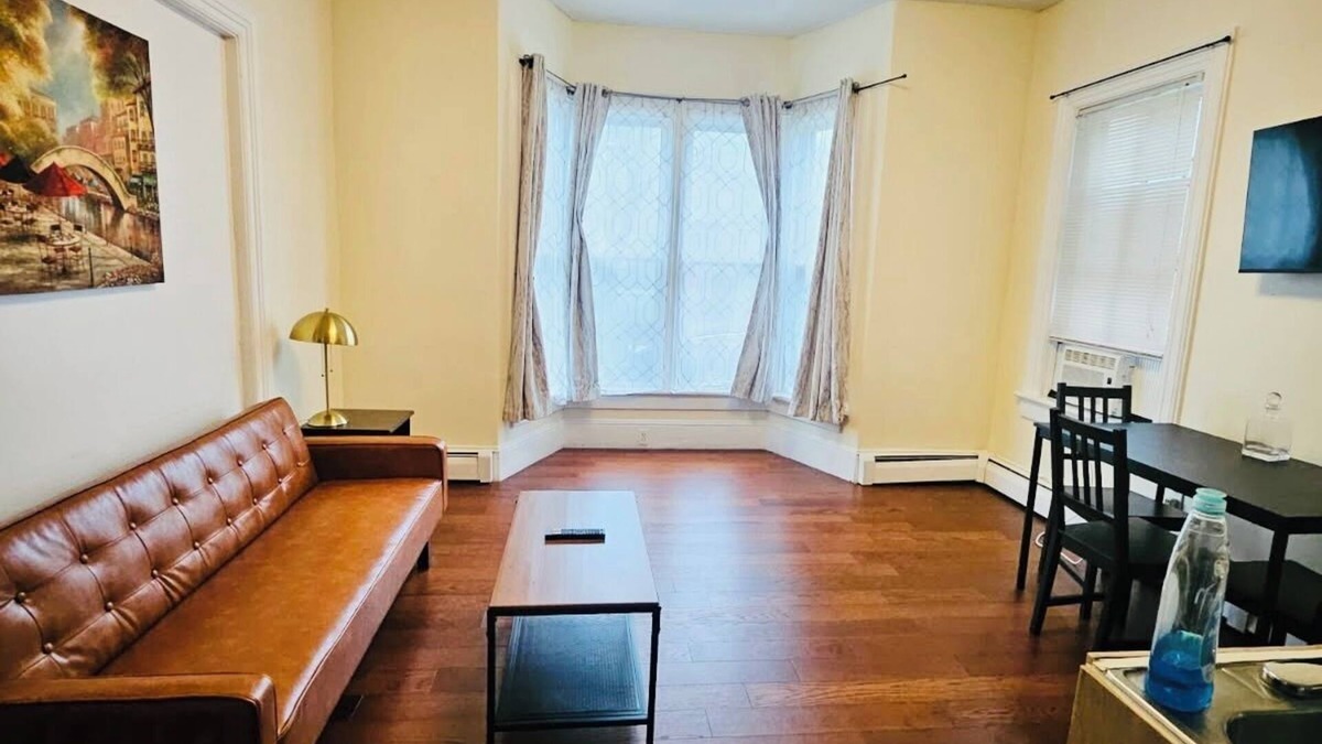 Providence Apartment | Nice apt near Whole Foods, Brown