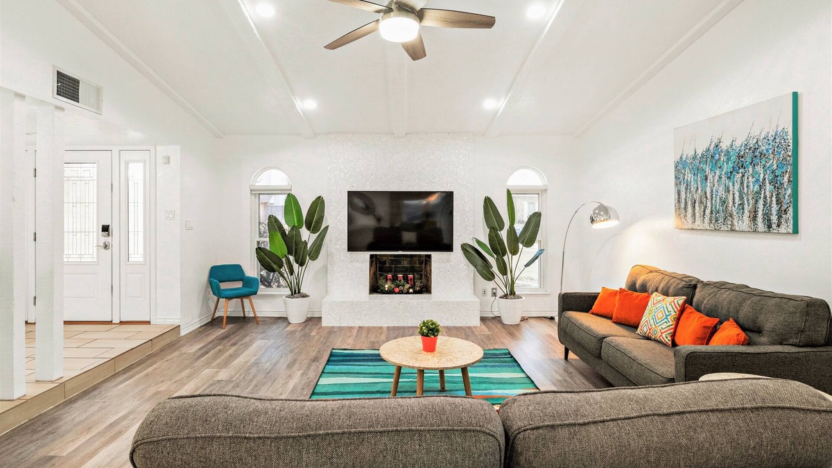 Plano House | Nice Backyard, King Bed, Family Friendly, Cornhole, Grill, Foosball, Games