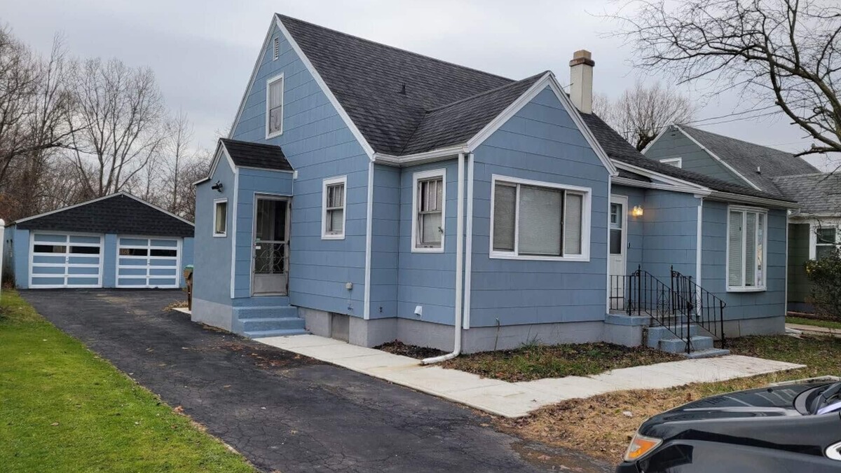 Cheektowaga House | Nice big house with parking, fenced yard