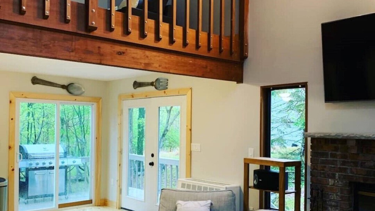 Bushkill Cabin | Nice Cabin in the Poconos Mountain (Saw Creek Est)