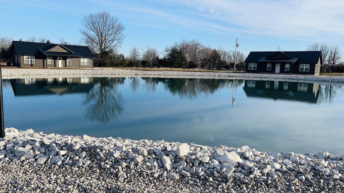Dallas County House | Nice cabin near Bennett Springs: stocked pond, gated entry, family-friendly!