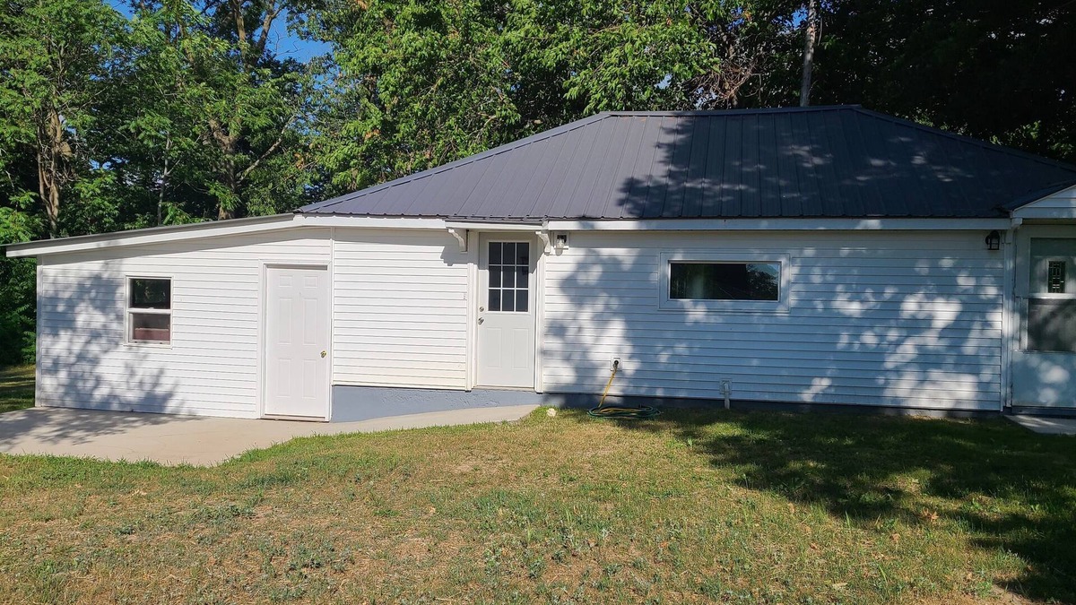 Warsaw House | Nice centrally located recently remodeled house with a double lot that sleeps 5