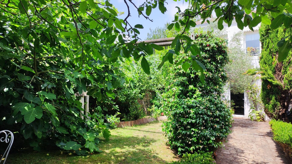 Paimboeuf House | NICE CHARACTER HOUSE on the banks of the Loire AND ITS FLOWERED GARDEN, 10 MN FROM THE SEA