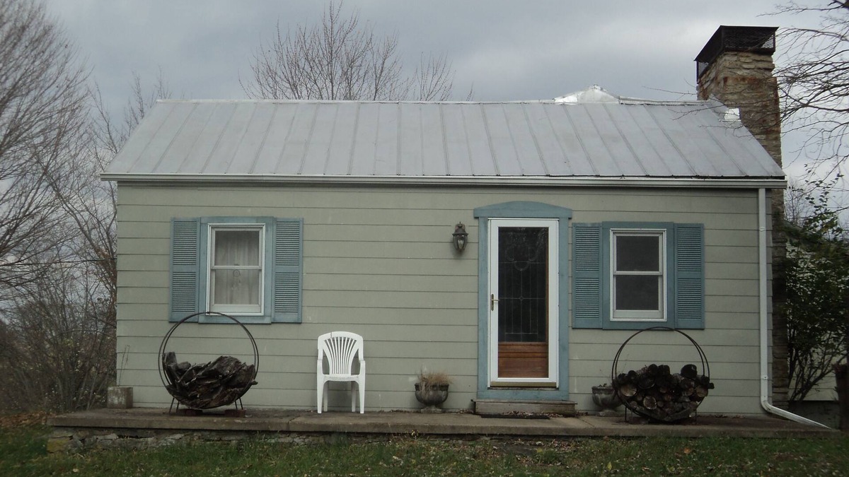 Petersburg House | NICE COUNTRY HOME THAT IS IN A PEACEFUL SURROUNDING THAT HAS PLENTY OF RELAXATIO