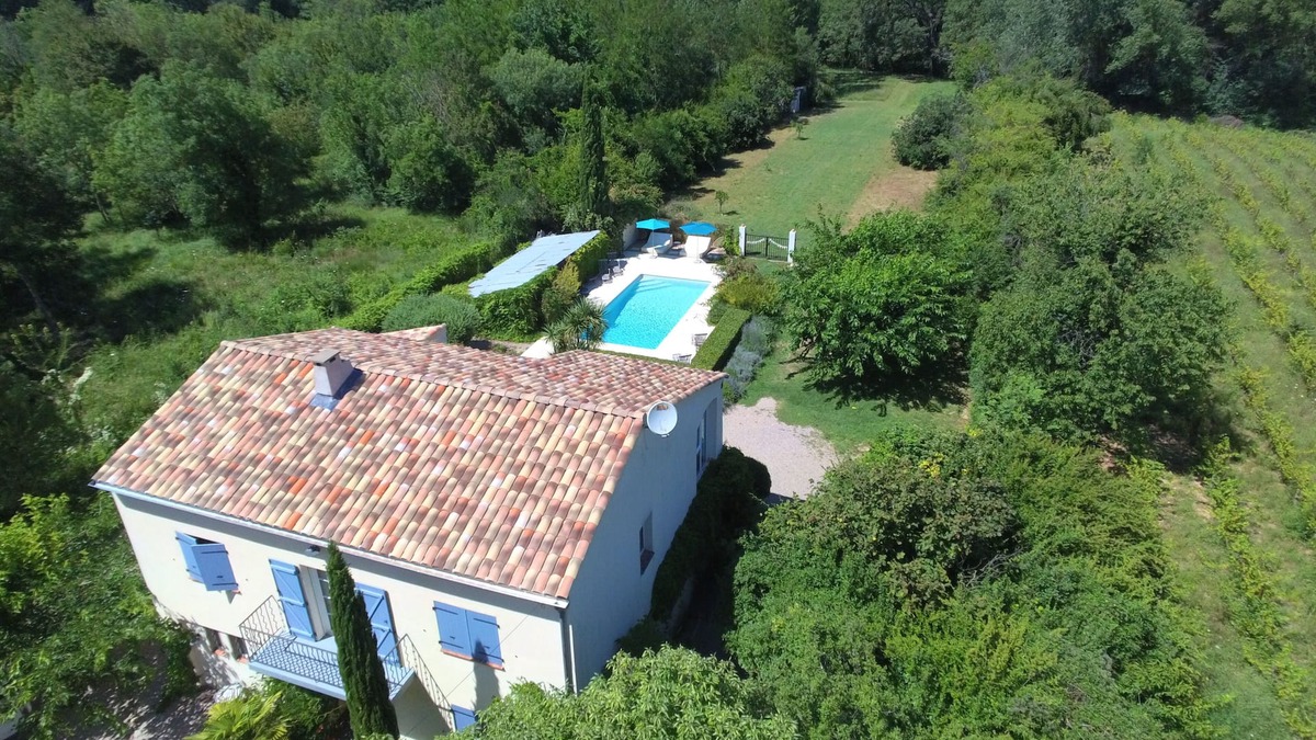 Le Thoronet Villa | Nice country house Longo Maï with swimming pool and private canoes on the river