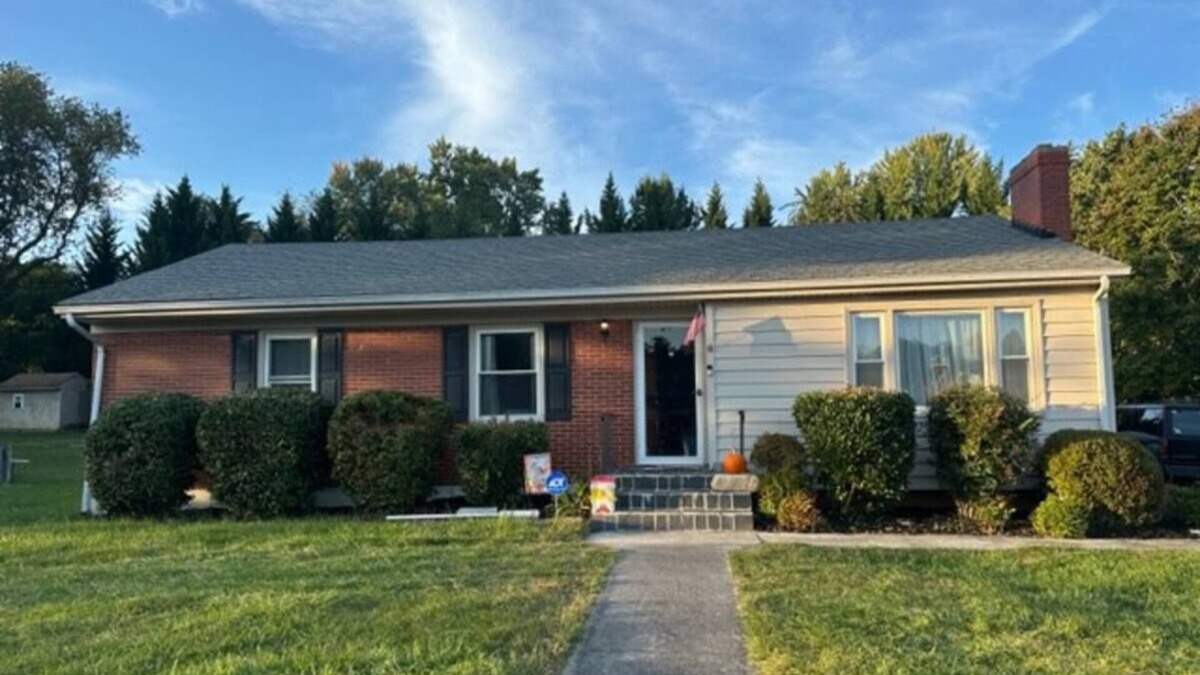Cave Spring House | Nice cozy home in a fantastic neighborhood. Close to restaurants and shopping.