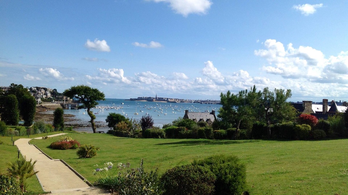Dinard Apartment | Nice duplex apartment in an ancient priory, access to the beach through the park