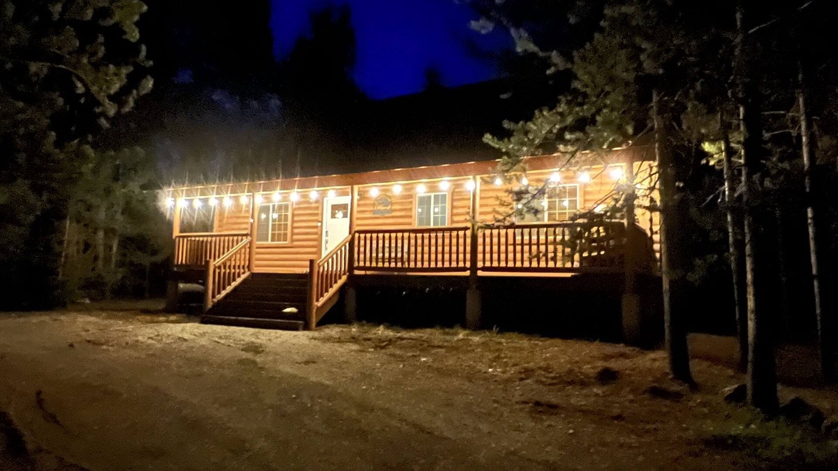 Island Park Cabin | Nice fairly new log cabin. Close to fishing. 30 minutes to Yellowstone. Sleeps 7