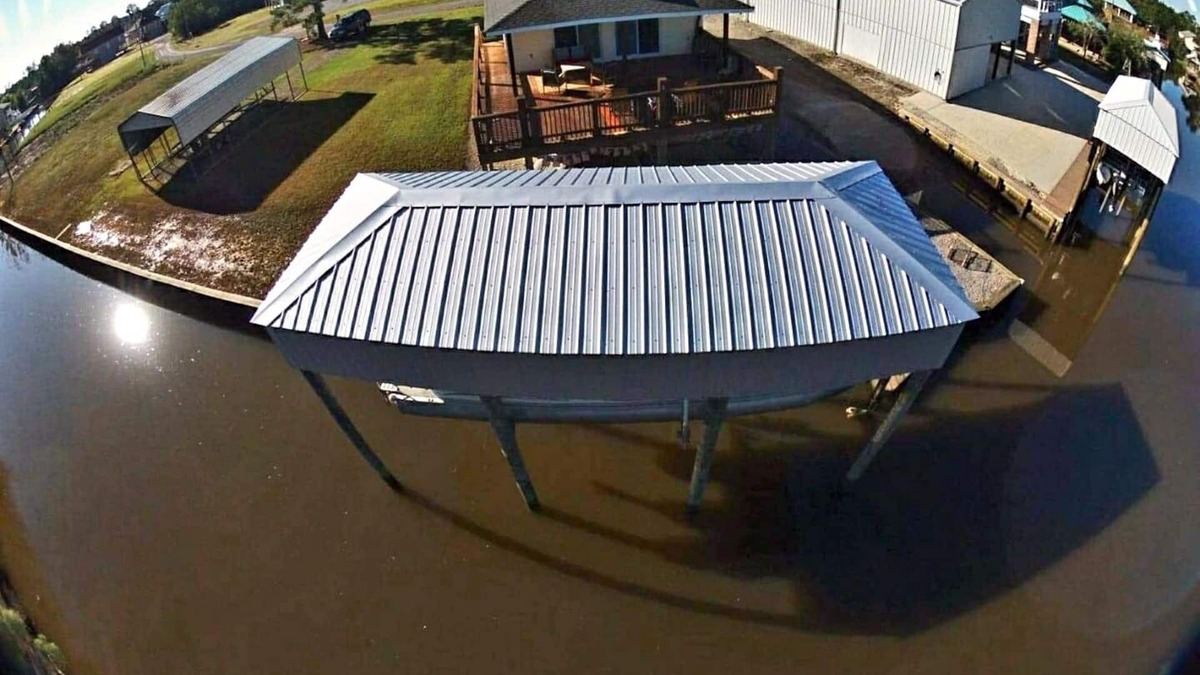 Shoreline Park House | Nice, family friendly camp with private boat launch.