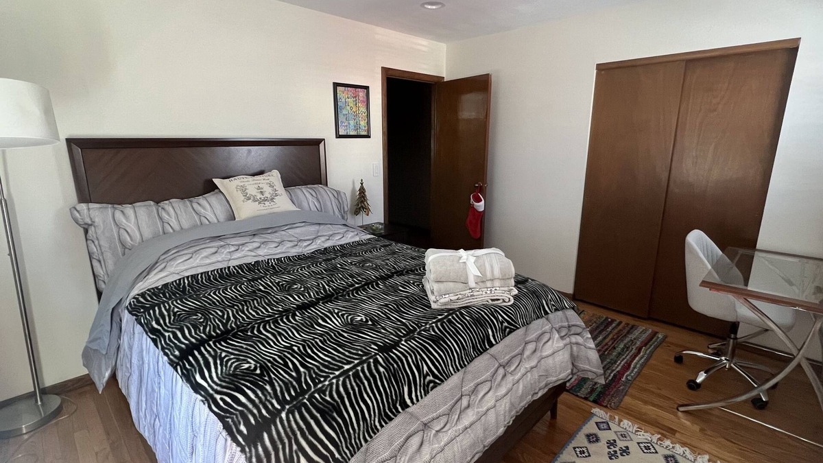 Cedar Rapids House | Nice friendly home, 3 min from Collins Aerospace, parking on site safe