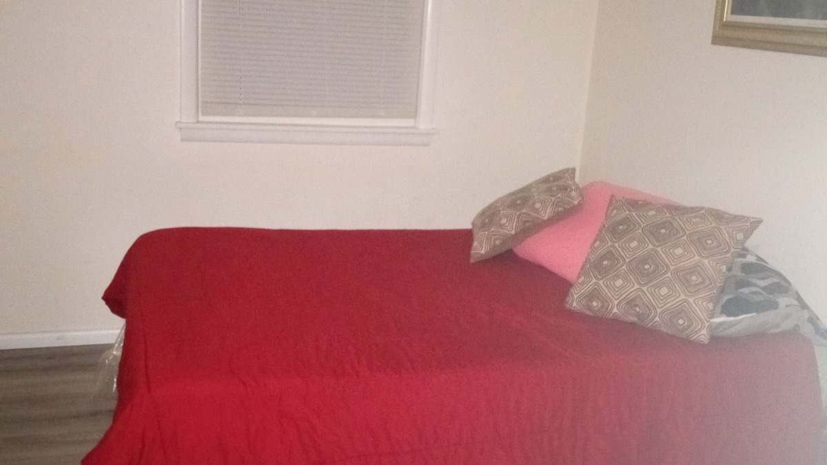South Bend House | Nice Get away for Notre Dame guests! 3 minutes from the Airport
