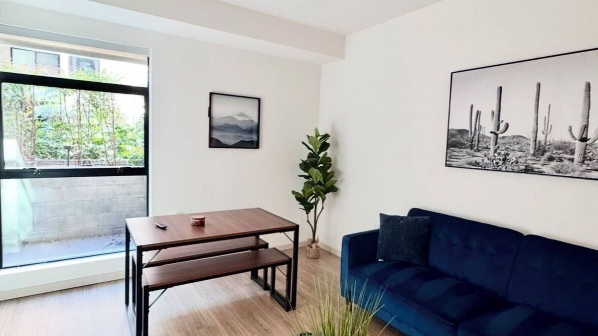 Atwater Village Apartment | Nice Hollywood Blvd. Apartment with FREE PARKING
