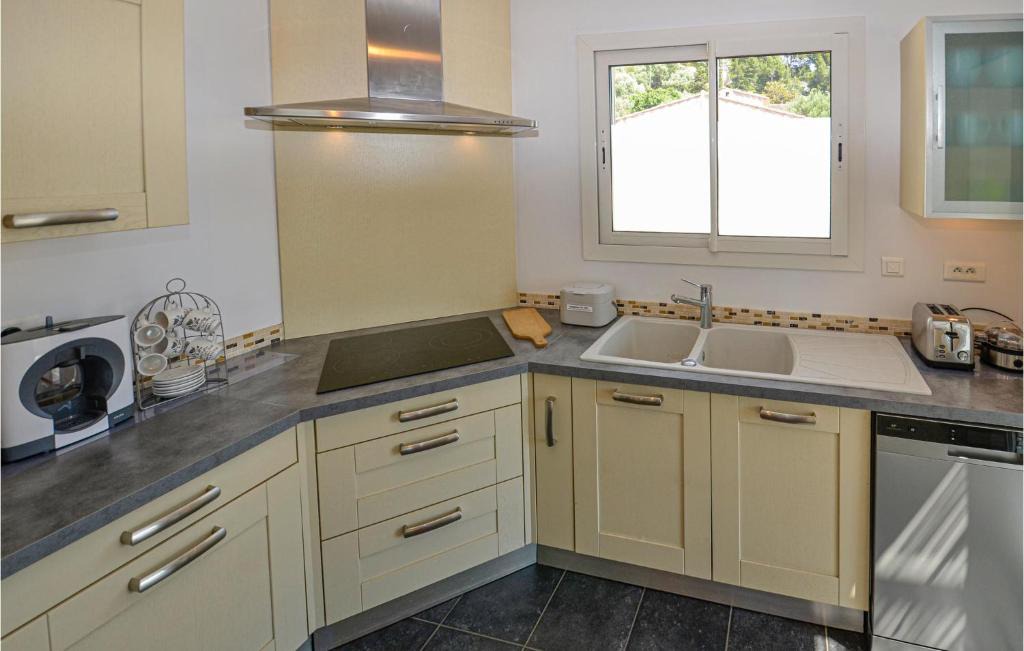 Ceyreste House | Nice home in Ceyreste with 5 Bedrooms, Jacuzzi and Outdoor swimming pool