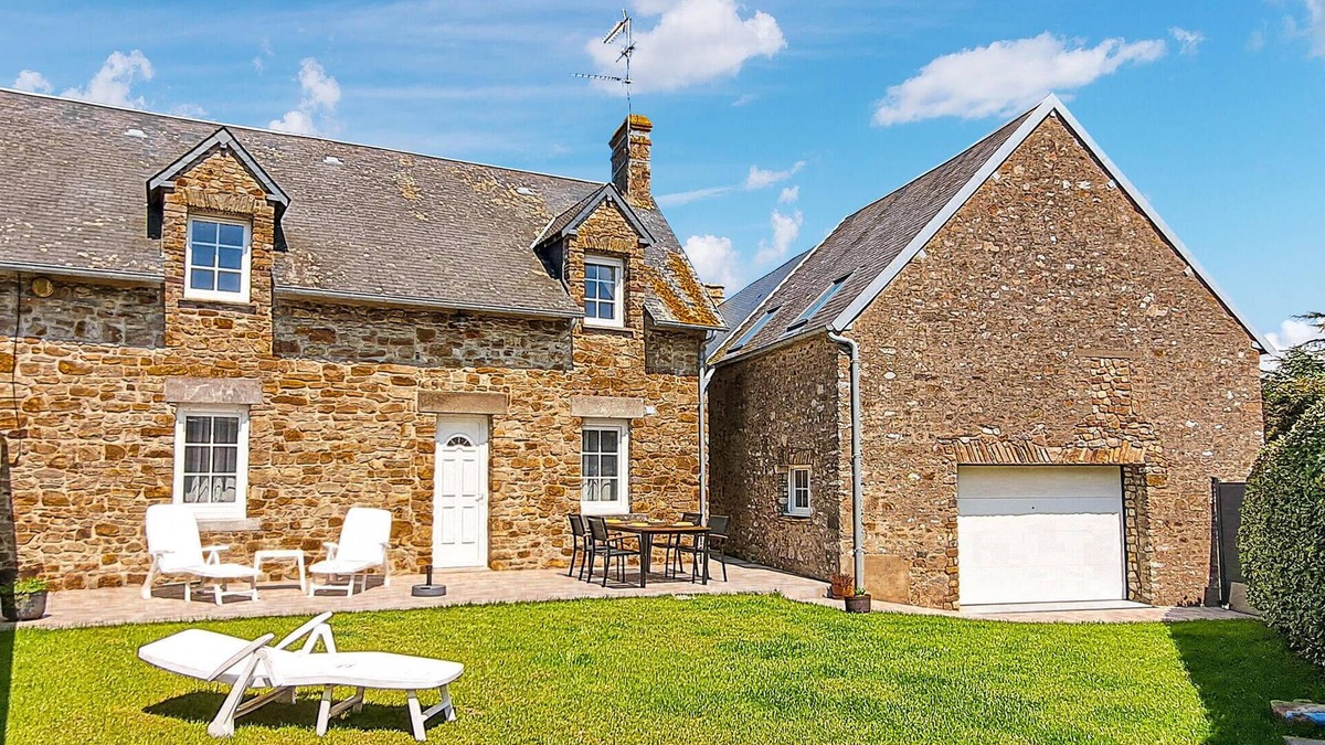 Creances House | Nice home in Créances with WiFi