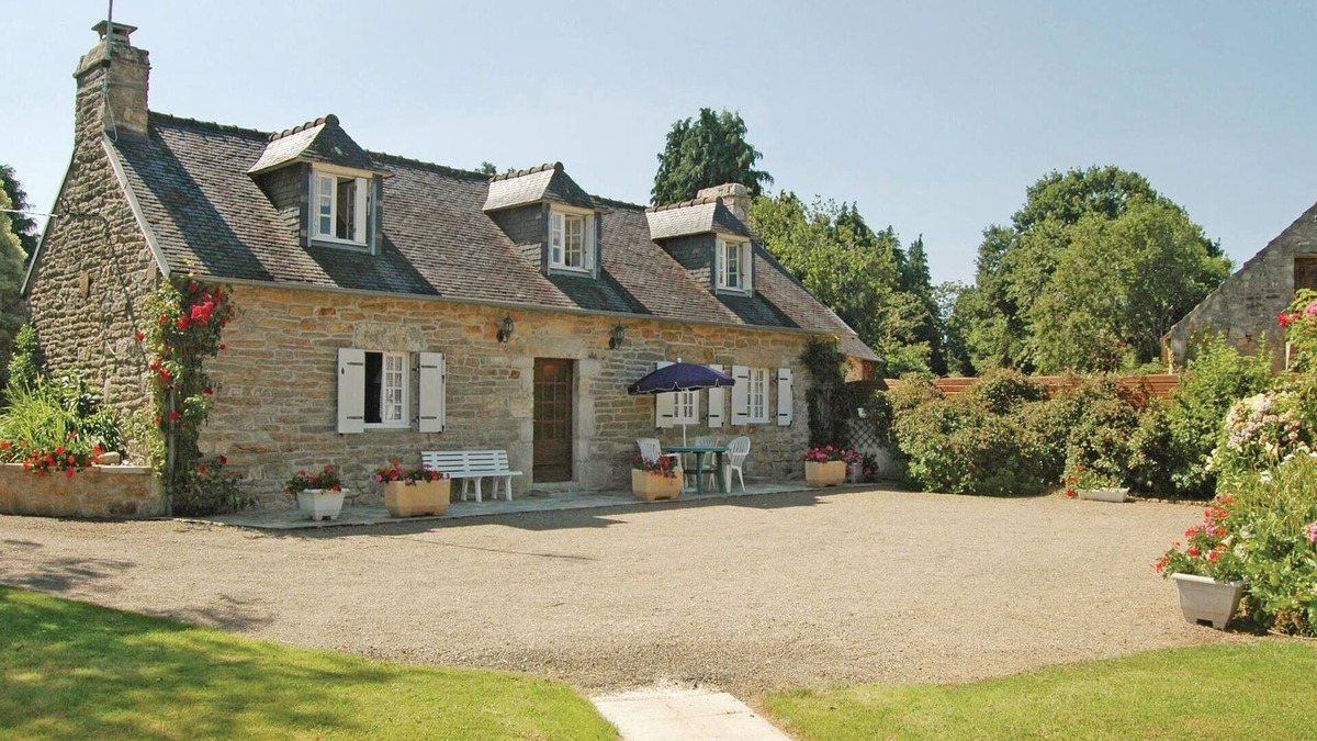 Gouesnach House | Nice home in Gouesnac'h with kitchen
