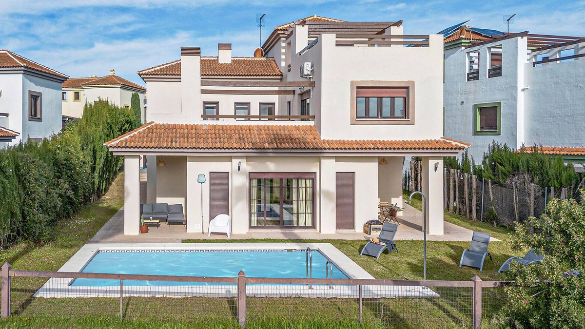 Las Pajanosas House | Nice home in Guillena with WiFi