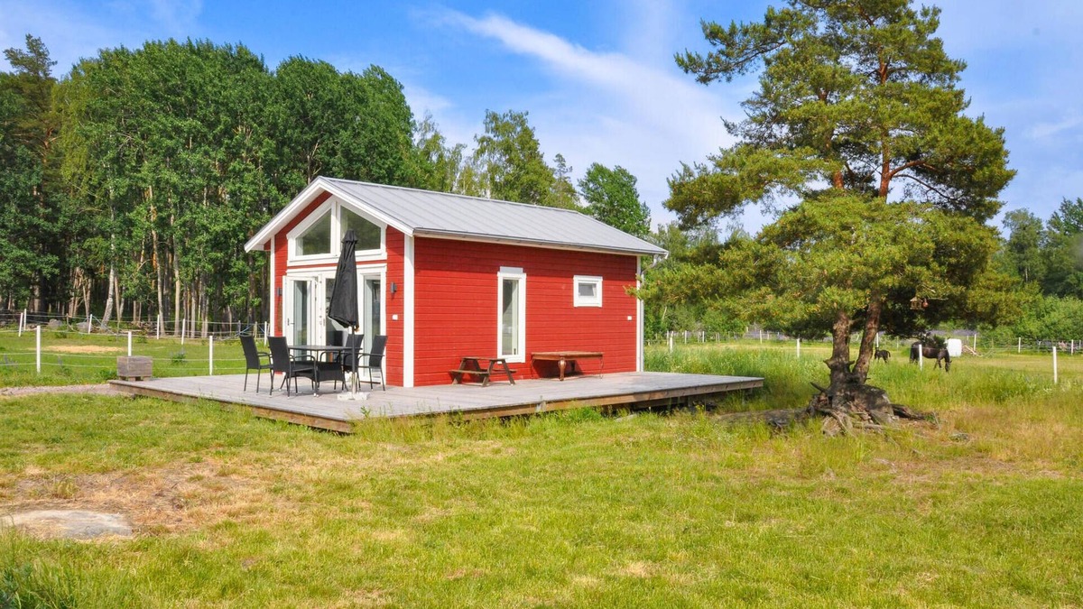 Hammaro House | Nice home in Hammarö with kitchen