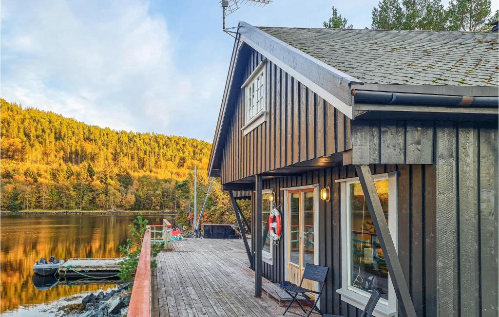 Olden House | Nice Home In Lysøysundet With Kitchen