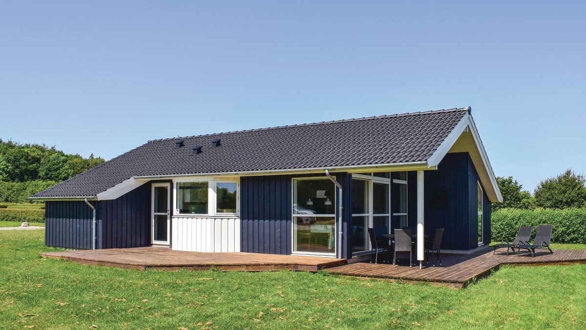 Spodsbjerg House | Nice home in Rudkøbing with kitchen