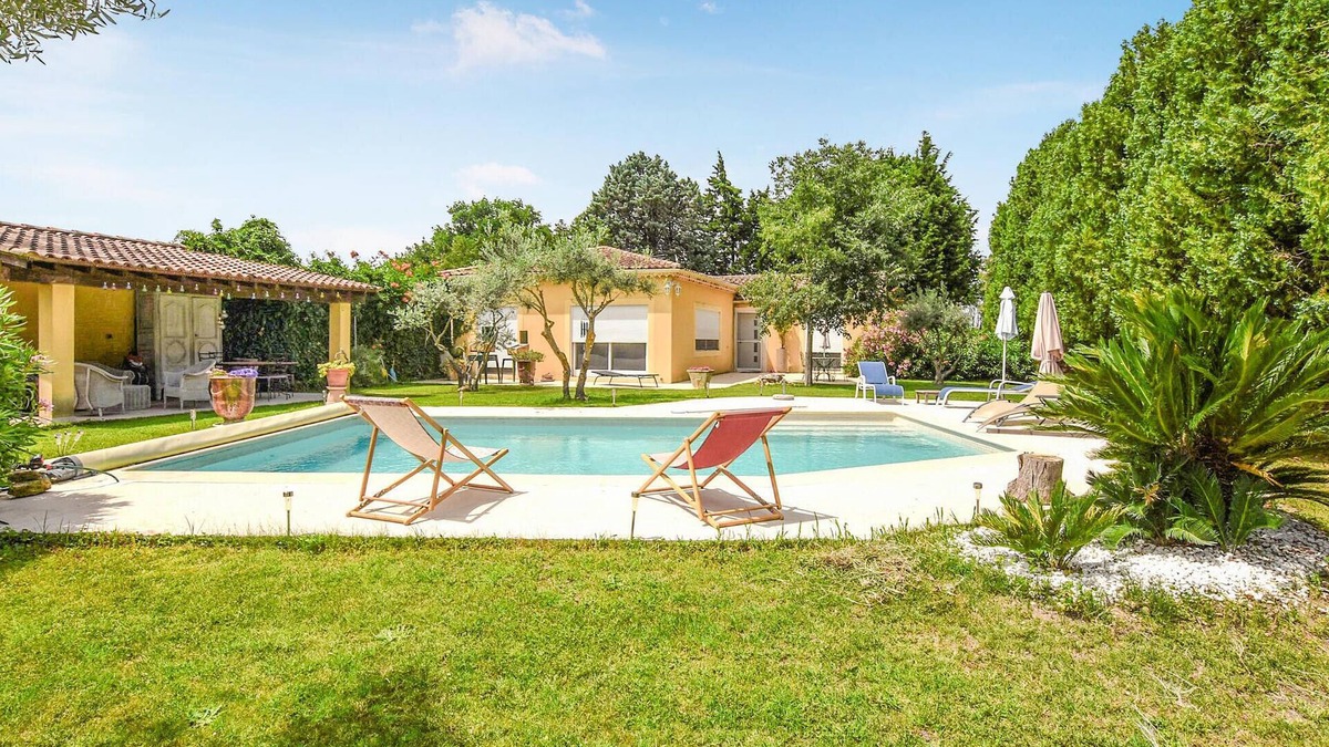 Sorgues House | Nice home in Sorgues with kitchen