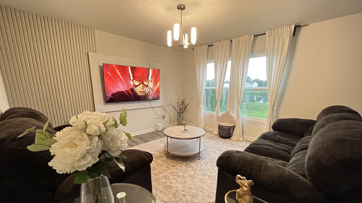 Pontiac House | Nice Home with Serene Water View