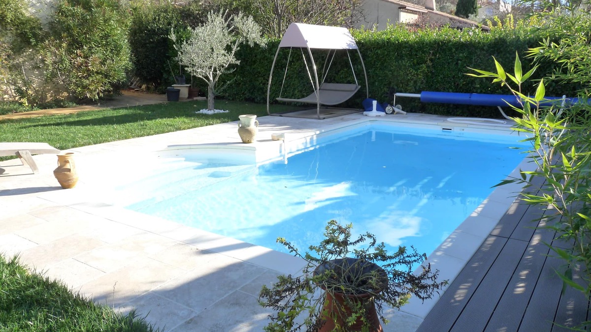 Manosque House | Nice house in a quiet pool with greenery