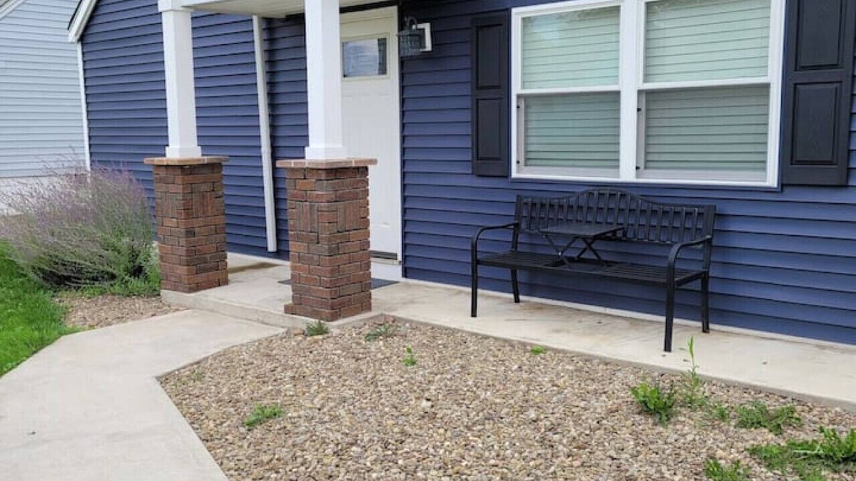 West Seneca House | Nice house with private parking, king bed fenced yard