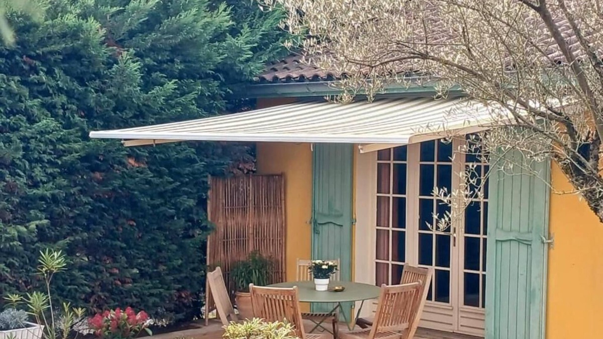Charbonnieres-les-Bains Apartment | Nice little house with garden