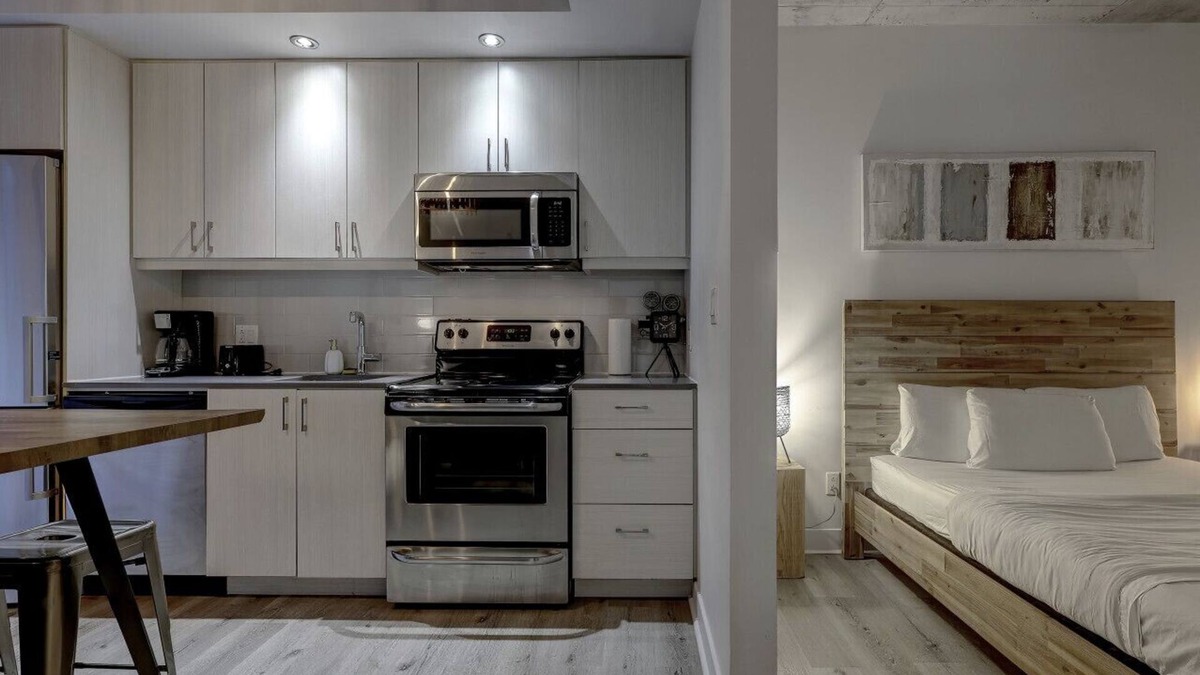 International District Apartment | Nice loft in Montreal's Old Port, blending historic charm with modern comfort in a prime location.