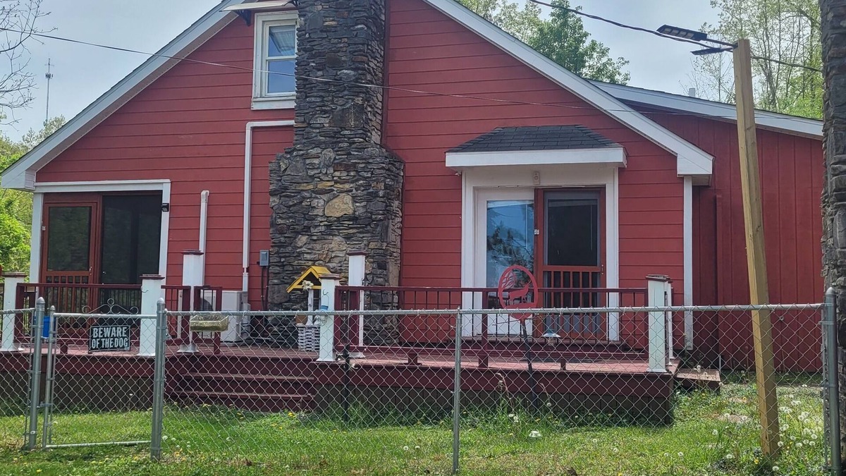 Lebanon Cabin | Nice log cabin home in the heart of bourbon country. Pet friendly.