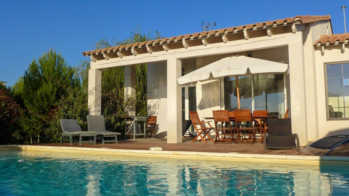 Les Amarats House | Nice quiet house classified 3* in Narbonne with private overflowing pool