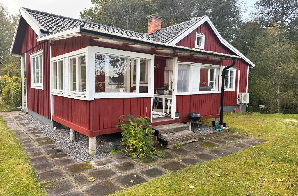 Lappe House | Nice red cottage near the lake Hjalmaren and Vingaker